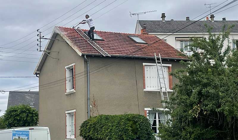 Nettoyage et démoussage toiture - BIO SOLUCE TOITURE : Nettoyage et démoussage toiture par bio vapeur et la peinture hydrofuge toiture. Intervention dans le Loiret (45) et Loire-et-Cher (41)