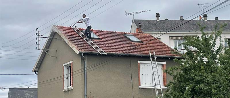 Nettoyage et démoussage toiture - BIO SOLUCE TOITURE : Nettoyage et démoussage toiture par bio vapeur et la peinture hydrofuge toiture. Intervention dans le Loiret (45) et Loire-et-Cher (41)